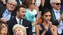 Meski tanpa ekspresi dan tetap dengan tatapan tajamnya, Victoria Beckham tetap memberi tepuk tangan saat menonton pertandingan tenis di Kejuaraan Wimbledon, Inggris (6/7/2014) bersama sang suami. (Bintang/EPA)