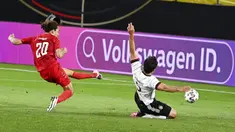 Pemain Denmark Yussuf Yurary Poulsen (kiri) mencetak gol ke gawang Jerman pada pertandingan persahabatan di Tivoli Stadion Tirol, Innsbruck, Austria, Rabu (2/6/2021). Pertandingan berakhir dengan skor 1-1. (Frederico Gambarini/Pool via AP)