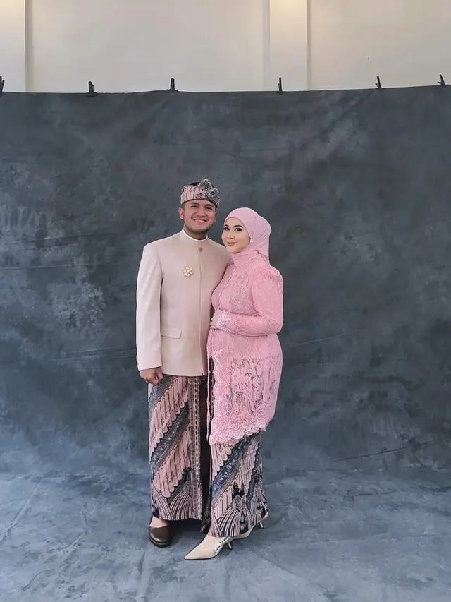 Beda Model Kebaya Pink Geng Mamayu di Acara 7 Bulanan Lesti Kejora, Aurel Hermansyah Terlihat Ramping hingga Kesha Ratuliu Tampil Klasik