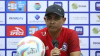 Pelatih kepala Arema FC, Joko Susilo saat konferensi pers setelah laga pekan pertama BRI Liga 1 2023/2024 antara Dewa United melawan Arema FC di Stadion Indomilk, Tangerang, Minggu (02/07/2023). (Bola.com/Bagaskara Lazuardi)