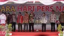Ketua PWI Margiono memberikan penghargaan kepada tokoh pemilik perusahaan media pada acara puncak Hari Pers Nasional (HPN) 2017 di Ambon, Kamis (9/2). Presiden Jokowi hadir pada puncak HPN yang digelar sejak 5 Februari kemarin (Liputan6.com/Faizal Fanani)