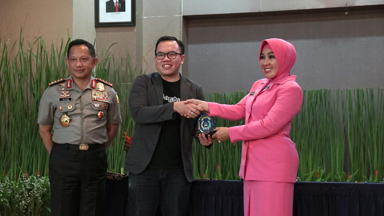 Muhamad Fajrin Rasyid (Co-Founder dan CFO Bukalapak) dan Tri Tito Karnavian (Ketua Umum Bhayangkari)