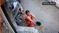 Capture video emak-emak di Sidoarjo membuang air kencing ke pekarangan rumah tetangga. (Istimewa)
