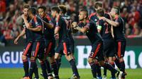 Para pemain Bayern Munchen merayakan gol ke gawang Benfica pada leg kedua perempat final Liga Champions, di Estadio da Luz, Lisbon, Rabu (13/4/2016). (Reuters/Paul Hanna)