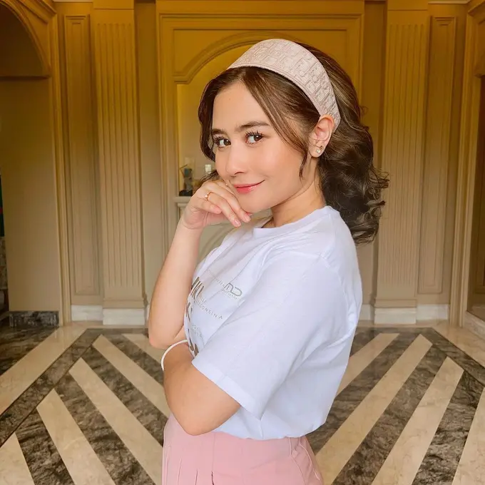 Ragam Gaya Cantik Prilly Latuconsina Pakai Outfit Putih, dari Blazer, Kebaya, hingga Gaun Pengantin