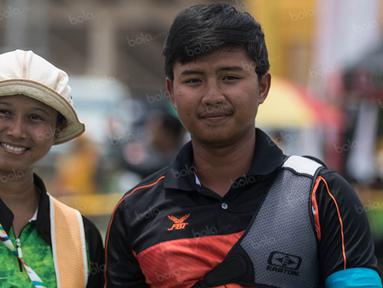 Dua atlet Olimpiade milik Jawa Timur, Ika Yuliana dan Riau Ega Agatha, berhasil meriah emas PON XIX cabang panahan nomor recurve putra dan putri di Lapangan Panahan Si Jalak Harupat, Bandung, Rabu (21/9/2016). (Bola.com/Vitalis Yogi Trisna)