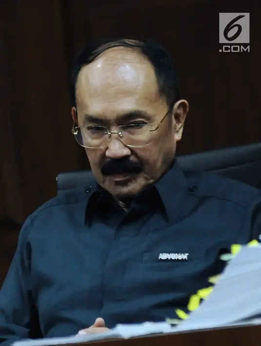 Terdakwa kasus dugaan merintangi penyidikan dugaan korupsi e-KTP, Fredrich Yunadi menyimak keterangan saksi saat sidang lanjutan di Pengadilan Tipikor, Jakarta, Kamis (15/3). Sidang mendengarkan keterangan saksi. (Liputan6.com/Helmi Fithriansyah)
