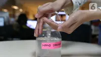 Membersihkan tangan dengan hand sanitizer jadi kegiatan rutin awak redaksi dan divisi lain di Liputan6.com. (Helmi Fitriansyah)