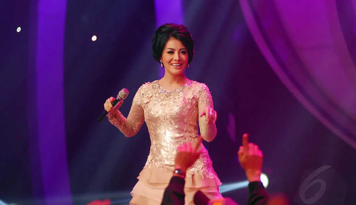 Cici Paramida tampil dalam babak konser tiga besa D'Academy Indosiar. Jakarta, (16/5/2014) (Liputan6.com/Miftahul Hayat)