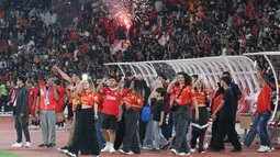 Para keluarga dari pemain Persija Jakarta masuk ke dalam lapangan Stadion Utama Gelora Bung Karno untuk ikut merayakan kemenangan sekaligus ulang tahun ke-97 Persija. (Bola.com/M Iqbal Ichsan)