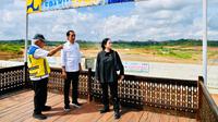 Presiden Jokowi meninjau pembangunan dasar yang sudah dimulai di Ibu Kota Nusantara (IKN) didampingi para menteri dan Ketua DPR Puan Maharani. (Biro Pers Sekretariat Presiden)