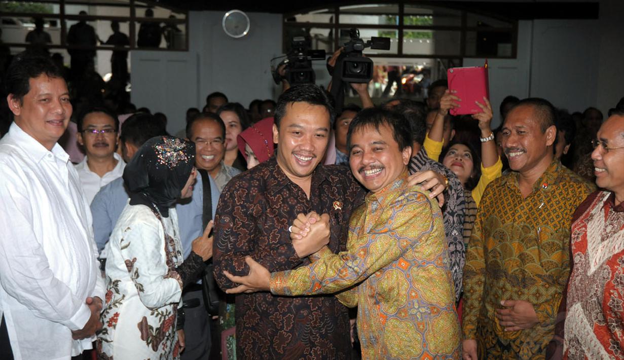 Menteri Pemuda dan Olahraga, Imam Nahrawi bersalaman dengan Roy Suryo saat upacara serah terima jabatan Menpora di Wisma Kemenpora, Jakarta, Rabu (29/10/2014). (Liputan6.com/Helmi Fithriansyah)