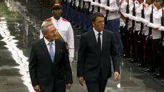 Presiden Kuba Raul Kastro dan PM Italia Matteo Renzi melakukan inspeksi pasukan saat kunjungan kenegaraan di Istana Revolusi, Havana, Rabu (28/10). Renzi menjadi kepala pemerintahan Italia yang mengunjungi Kuba pertama kalinya. (REUTERS/Enrique de la Osa)