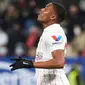 Anthony Martial baru saja menjalani debut bersama Sevilla. Martial dimainkan sejak menit awal. Dia bermain untuk posisi winger kiri pada formasi 3-4-2-1. Martial memainkan posisi yang cukup familiar karena sering diperankan saat di Manchester United. (AFP/Ander Gillenea)