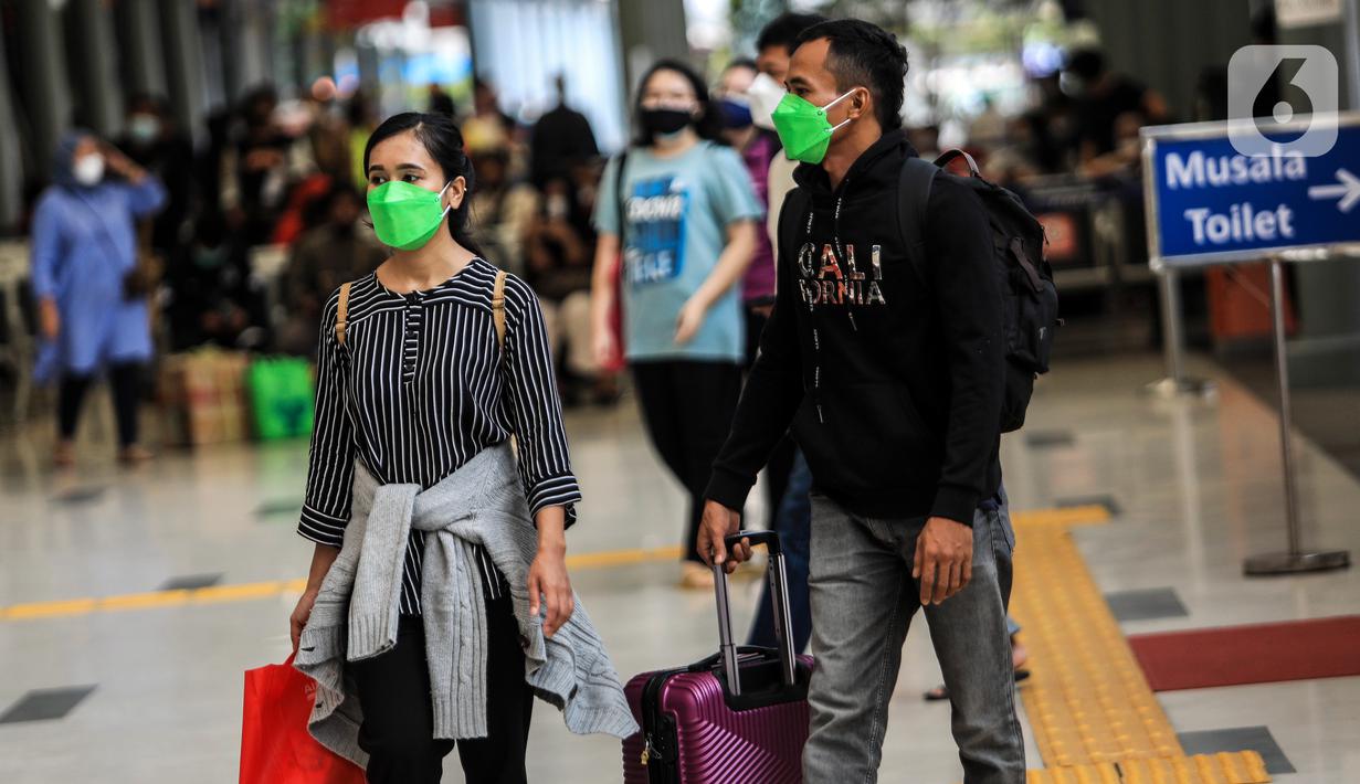 Calon penumpang berada di stasiun kereta Pasar Senen, Jakarta, Senin (20/12/2021). KAI terus berupaya mengingatkan pelanggan untuk memperhatikan persyaratan yang telah ditetapkan pemerintah dalam hal perjalanan menggunakan kereta api di masa Natal dan Tahun Baru 2022. (Liputan6.com/Johan Tallo)
