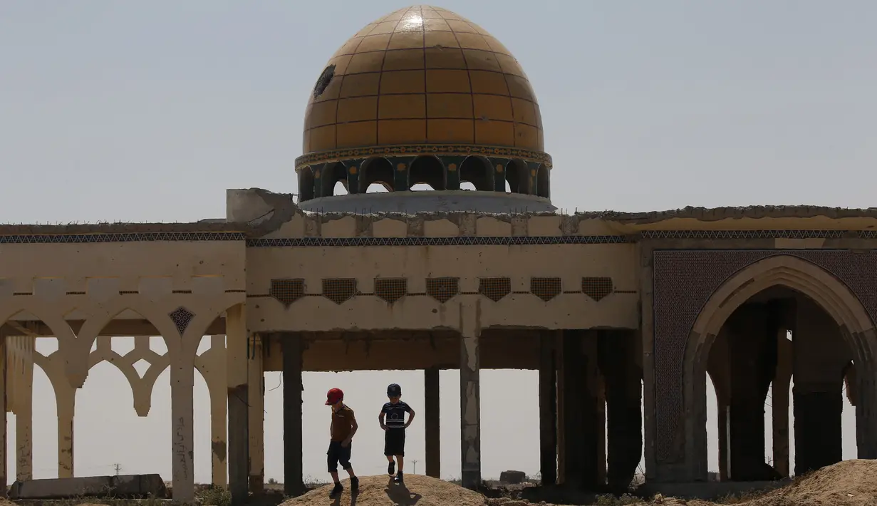 Anak-anak bermain di depan terminal "Yasser Arafat International Airport" di Jalur Gaza, Palestina (24/6/2019). Bandara ini seharusnya menjadi lambang yang kuat bagi Palestina. (AFP Photo/Said Khatib)