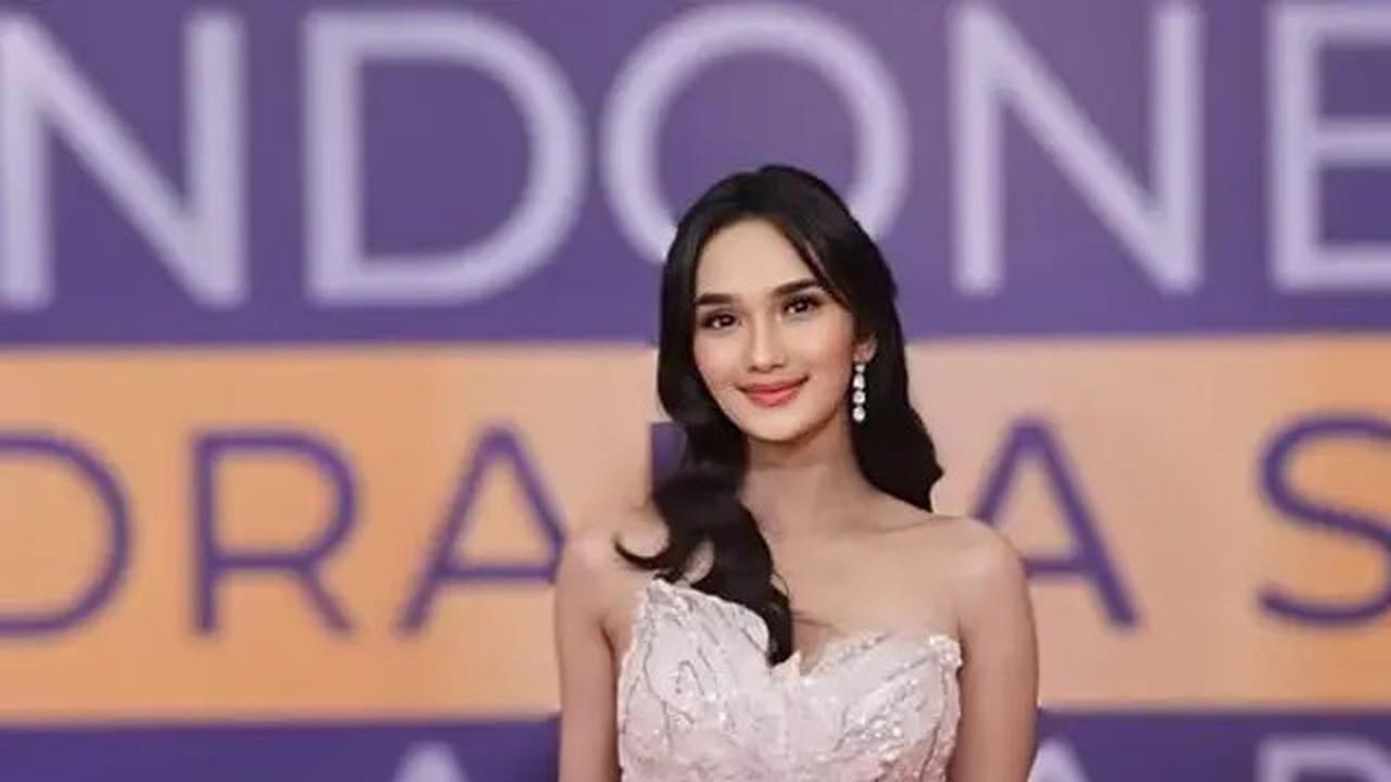 8 Adu Gaya Dress Artis dengan Tampilan Glamor saat Hadir di Acara Penghargaan Drama, Luna Maya, Yuki Kato, hingga Haico Van Der