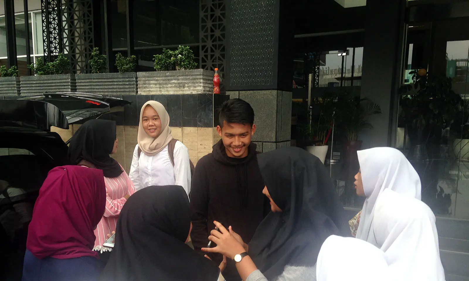 Witan Sulaiman saat melayani permintaan foto dari fans di hotel tempat Timnas Indonesia U-19 menginap di Bekasi, Senin (2/10/2017). (Bola.com/Benediktus Gerendo Pradigdo)