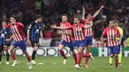 Para pemain Atletico Madrid merayakan kemenangan pada akhir pertandingan sepak bola leg kedua babak 16 besar Liga Champions UEFA melawan Inter Milan di Stadion Metropolitano, Madrid pada 13 Maret 2024. (Thomas COEX/AFP)