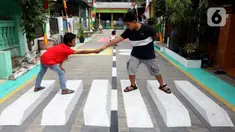 Anak-anak bermain di atas lukisan tiga dimensi (3D) di Jalan Perumahan Bojong Depok Baru 1, RT 03/RW 19 Bojonggede, Bogor, Jawa Barat, Selasa (3/8/2020). Dalam rangka menyambut HUT ke-75 RI, warga berbenah memperindah lingkungan dengan melukis 3D pada jalan. (merdeka.com/Arie Basuki)