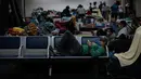Imigran Kolombia yang terdampar tinggal di Bandara Internasional Guarulhos, di Guarulhos, dekat Sao Paulo, Selasa (26/5/2020). Lebih dari 200 warga Kolombia terlantar di bandara terbesar di Brasil ini menunggu "penerbangan kemanusiaan" dari pemerintah mereka. (Miguel SCHINCARIOL/AFP)