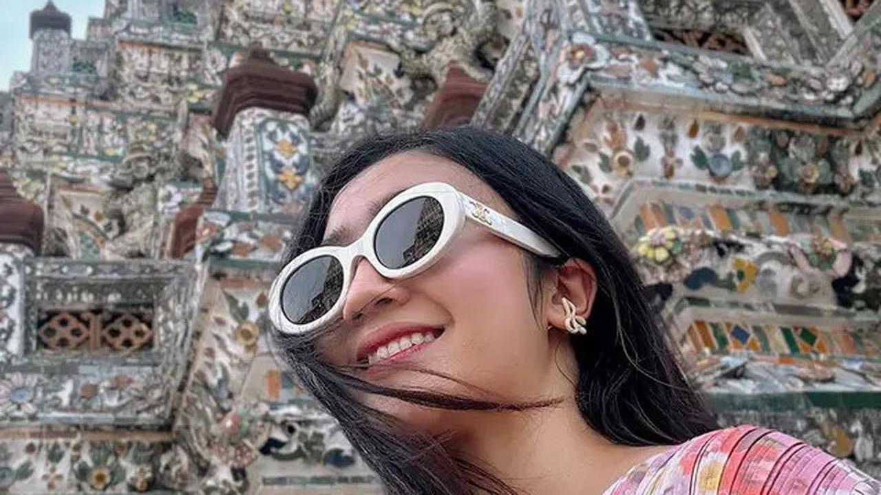 7 Potret Febby Rastanty ke Thailand, Jadi Anak Senja di Kuil Wat Arun
