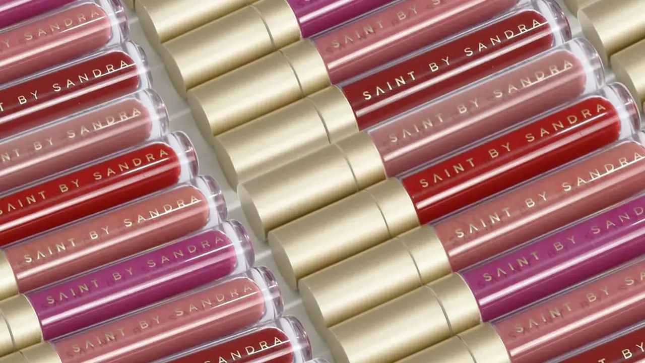 Beauty Review: Lipstik dengan Warna Intens dari Sandra Dewi