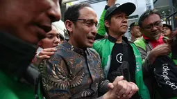 Terdakwa kasus dugaan korupsi pengadaan Chromebook di lingkungan Kemendikbudristek, Nadiem Anwar Makarim menangis bersama pendukungnya usai sidang vonis  di Gedung Pengadilan Tipikor, Jakarta Pusat, Selasa (30/6/2026). (Kapanlagi.com/ Budy Santoso)