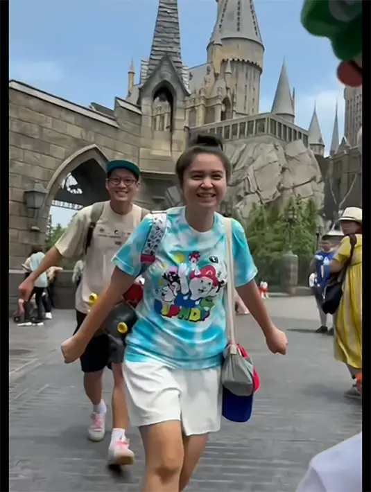 <p>Meski merasakan capek, Putri Titian menikmati perannya sebagai seorang istri dan ibu. Potret perempuan kelahiran Palembang 32 tahun silam itu main perosotan bersama sang buah hati. [Instagram/putrititian]</p>