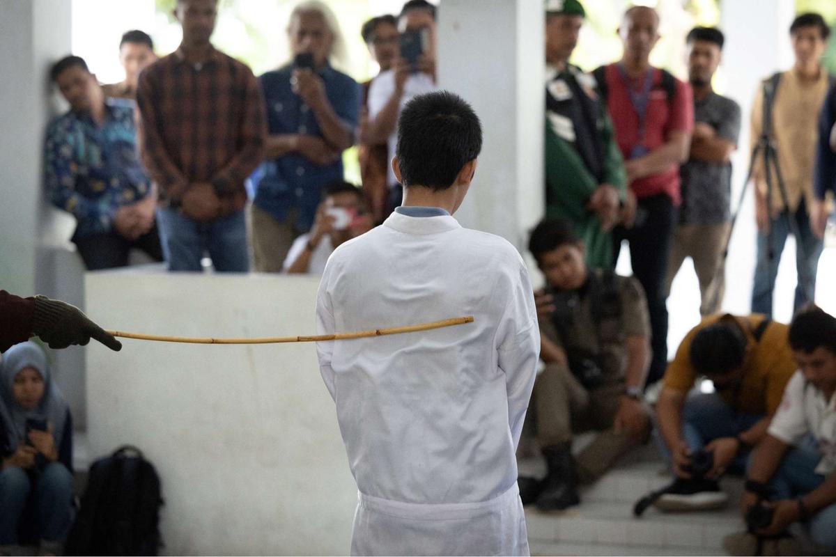 Eksekusi hukuman cambuk terhadap pasangan gay di Aceh