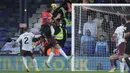 Striker Luton Town, Elijah Adebayo (atas) melepaskan sundulan yang menghasilkan gol ke gawang Manchester City pada laga pekan ke-16 Liga Inggris 2023/2024 di Kenilworth Road, Luton, Minggu (10/12/2023) malam WIB. (AP Photo/Kin Cheung)
