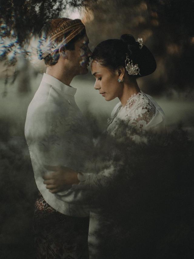 6 Gaya Sara Wijayanto Setia Dampingi Sang Adik Adinia Wirasti di Acara Nikahan