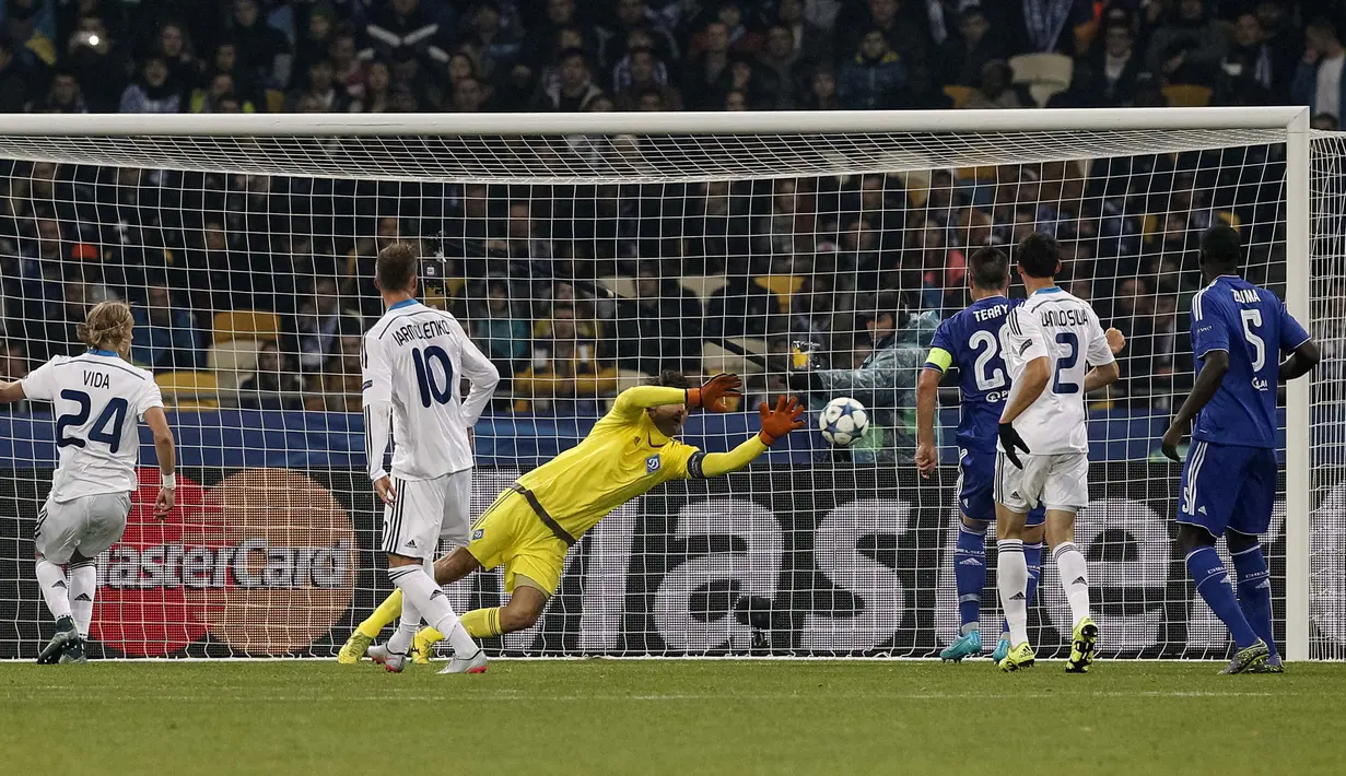 Kiper Dynamo Kiev, Olexandr Shovkovskiy, menghalau bola serangan pemain Chelsea dalam lanjutan Grup G Liga Champions di Stadion Olympic, Kiev, Ukraina, Rabu (21/10/2015) dini hari WIB. (EPA/Roman Pilipey)