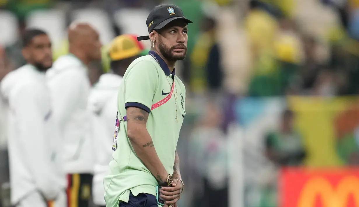 Belum diketahui apa motif Neymar memasang screen saver atau tampilan HP yang bergambar trofi Piala Dunia itu. (AP/Natacha Pisarenko)