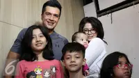 Primus Yustisio dan Jihan Fahira bersama empat anaknya. [Foto: Herman Zakharia/Liputan6.com]