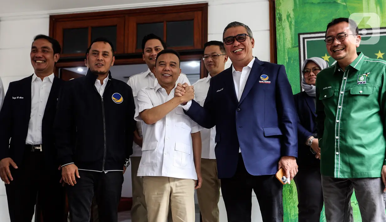 Ketua Harian DPP Partai Gerindra Sufmi Dasco Ahmad (tengah) berjabat tangan dengan Wakil Ketua Umum Partai Nasdem Ahmad Ali usai melakukan pertemuan di Sekretariat Bersama Gerindra-PKB, Jakarta, Kamis (26/1/2023). Pertemuan petinggi Gerindra-PKB-Nasdem tersebut untuk bersilahturahmi antarpartai politik jelang Pemilu 2024 sekaligus membahas koalisi perubahan Indonesia Raya yang diharapkan memberi dampak positif agar persatuan dapat terjaga. (Liputan6.com/Johan Tallo)