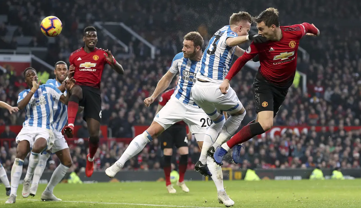 Bek Manchester United, Victor Lindelof, menyundul bola saat melawan Huddersfield pada laga Premier League di Stadion Old Trafford, Rabu (26/12). Manchester United menang 3-1 atas Huddersfield. (AP/Martin Rickett)