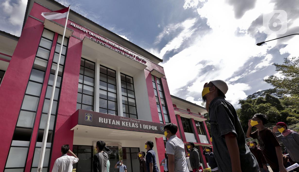 Narapidana melakukan upacara usai mendapat pembebasan bersyarat melalui program asimilasi dan integrasi terkait pandemi virus corona COVID-19 di Rutan Kelas I Depok, Jawa Barat, Selasa (7/4/2020). Pemerintah membebaskan 30.432 narapidana dan anak di seluruh Indonesia. (Liputan6.com/Johan Tallo)