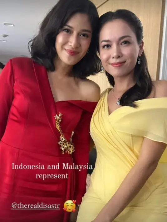 Dian Sastrowardoyo mempertahankan rambut sebahu dengan messy wave yang terlihat natural [@therealdisastr]