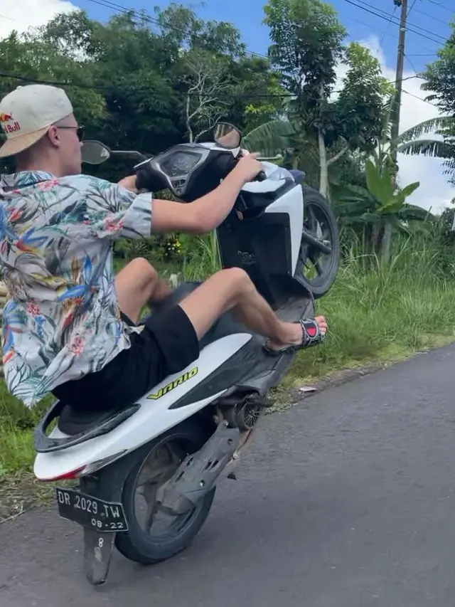 10 Momen Lucu Pembalap MotoGP Melokal di Lombok, Makan Nasi Putih Lauknya Nasi Goreng