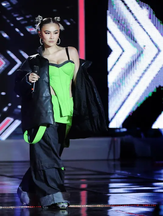 Penyanyi kelahiran Jakarta 37 tahun silam itu juga membawakan single barunya Get Loose.  Lagu baru ini untuk pertama kali dibawakan secara langsung di televisi Indonesia. [Foto: Bambang E Ros/Fimela.com]