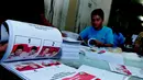 Para pekerja sedang menyelesaikan pelipatan surat suara pilpres di PT Temprint yang terletak di Jalan Palmerah Barat Nomor 08 Grogol Utara, Jakarta (Liputan6.com/Andrian M Tunay)