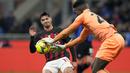Kiper Inter Milan Andre Onana  melakukan penyelamatan di depan gelandang AC Milan Brahim Diaz dalam laga pekan ke-21 Liga Italia 2022/2023 di Giuseppe Meazza, Senin dini hari WIB (6/2/2023). Gol kemenangan Inter hasil sundulan Lautaro Martinez di menit ke-34.  (AP Photo/Antonio Calanni)