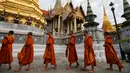 Ratusan biksu tiba untuk upacara di Grand Place memperingati ulang tahun ke-70 Raja Thailand Bhumibol Adulyadej Berkuasa di Bangkok, Thailand (9/6). Peringatan ini akan diwarnai dengan doa pagi yang dipimpin 770 biksu. (REUTERS/Jorge Silva)