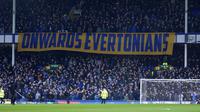 Suporter Everton membentangkan banner dalam laga lanjutan Piala FA 2024/2025 melawan Bournemouth di Goodison Park, Liverpool, Inggris, Minggu (09/02/2025) WIB. (AP Photo/PA/Peter Byrne)