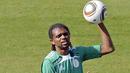 Striker Nigeria, Nwankwo Kanu berlatih di Richads Bay, pada 8 Juni 2010. Nigeria menghadapi Argentina pada partai pertama Grup B PD 2010. AFP PHOTO/JAVIER SORIANO