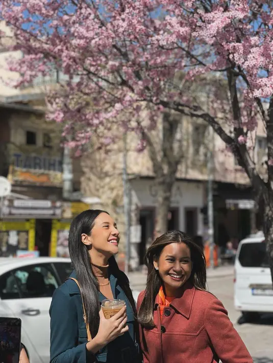 Tak hanya berdua, Anya juga tampil kompak dengan outfit musim dingin bersama Raihaanun. [@anyageraldine[