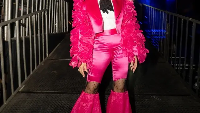 Gebrak Java Jazz Festival, Krisdayanti Tampil Enerjik dengan Busana Retro Bernuansa Fuschia