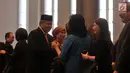 Kerabat memberikan selamat atas pelantikan Perry Warjiyo sebagai Gubernur BI di Gedung Mahkamah Agung, Jakarta, Kamis (24/5). Perry resmi menjabat sebagai Gubernur BI menggantikan Agus Martowardojo yang habis masa jabatannya. (Merdeka.com/Iqbal Nugroho