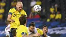 Bek Swedia, Marcus Danielson (kiri) melepaskan sundulan yang berbuah gol kedua ke gawang Armenia dalam laga uji coba menjelang berlangsungnya Euro 2020 di Solna, Sabtu (5/6/2021). Swedia menang 3-1 atas Armenia. (AFP/Jonathan Nackstrand)